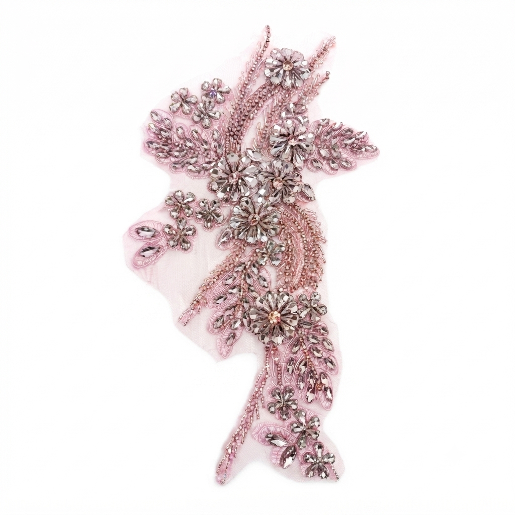 Aplicație brodată premium roz cu cristale și mărgele pe tul, model floral 3D, dimensiune  31 × 16 cm
