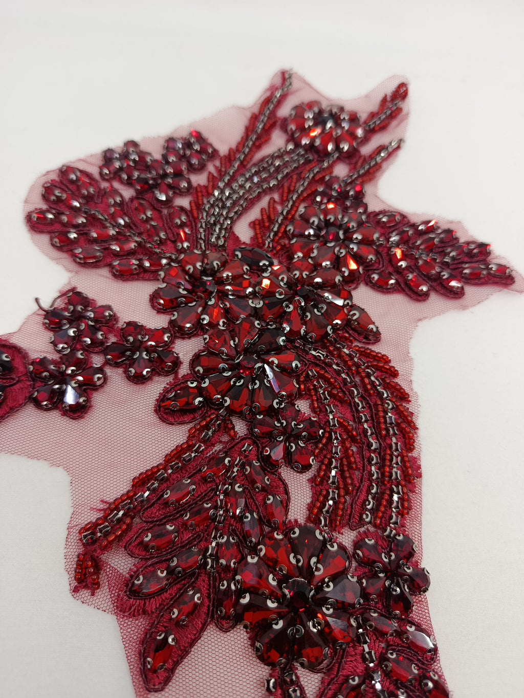 Detaliu aplicație din dantelă Bordo (Burgundy) cu cristale pentru rochii elegante