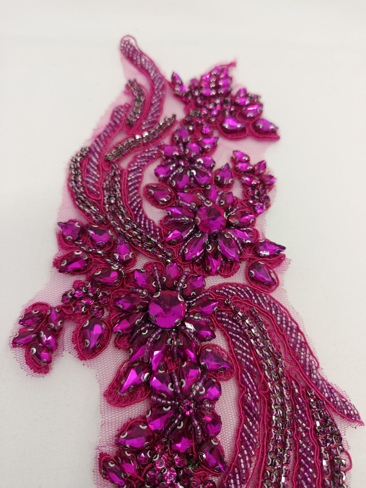 Detaliu aplicație din dantelă Fuchsia cu cristale pentru rochii elegante