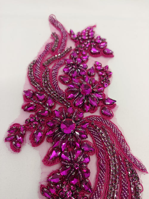 Detaliu aplicație din dantelă Fuchsia cu cristale pentru rochii elegante