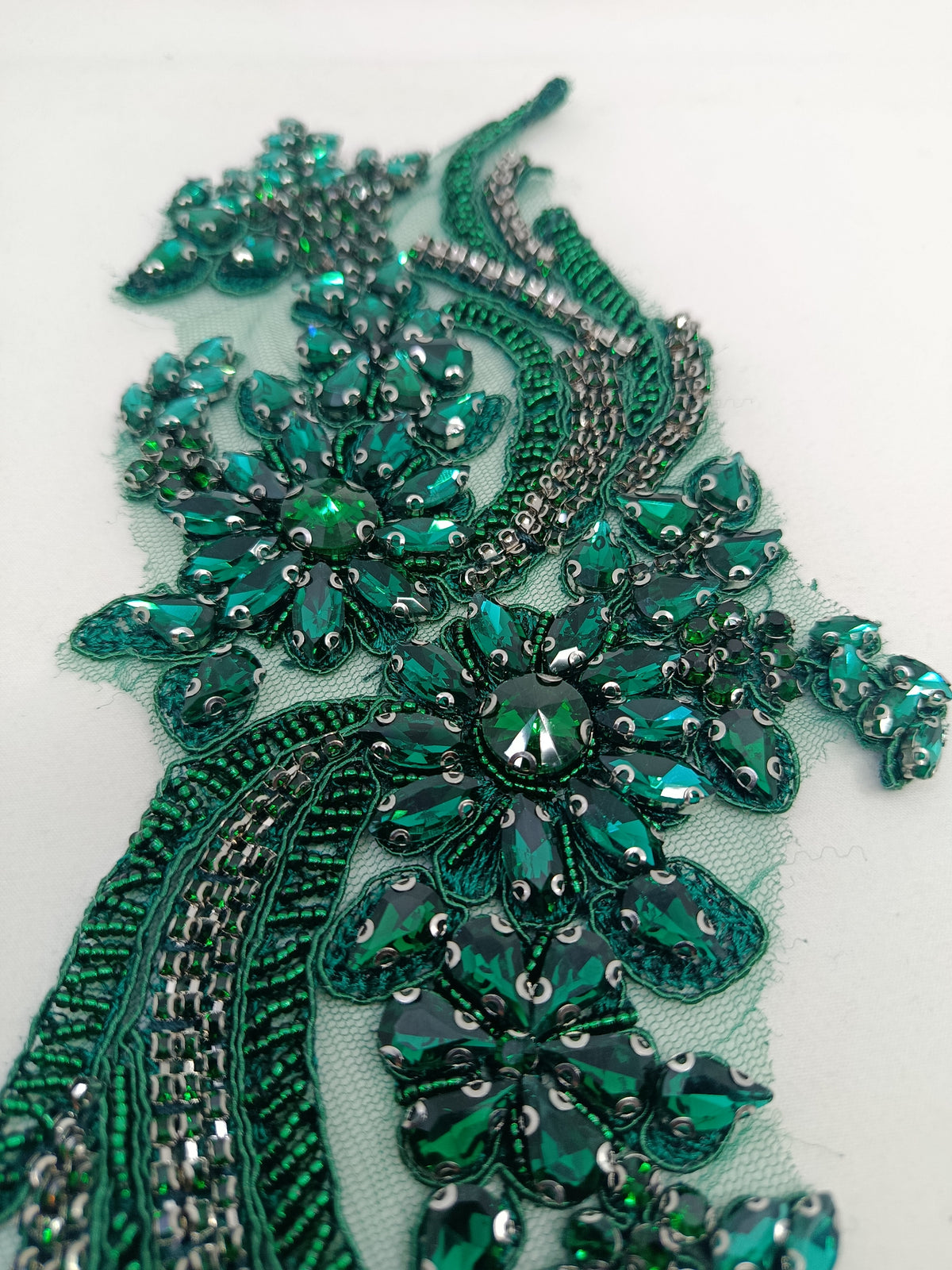 Detaliu aplicație din dantelă Verde Smarald cu cristale pentru rochii elegante