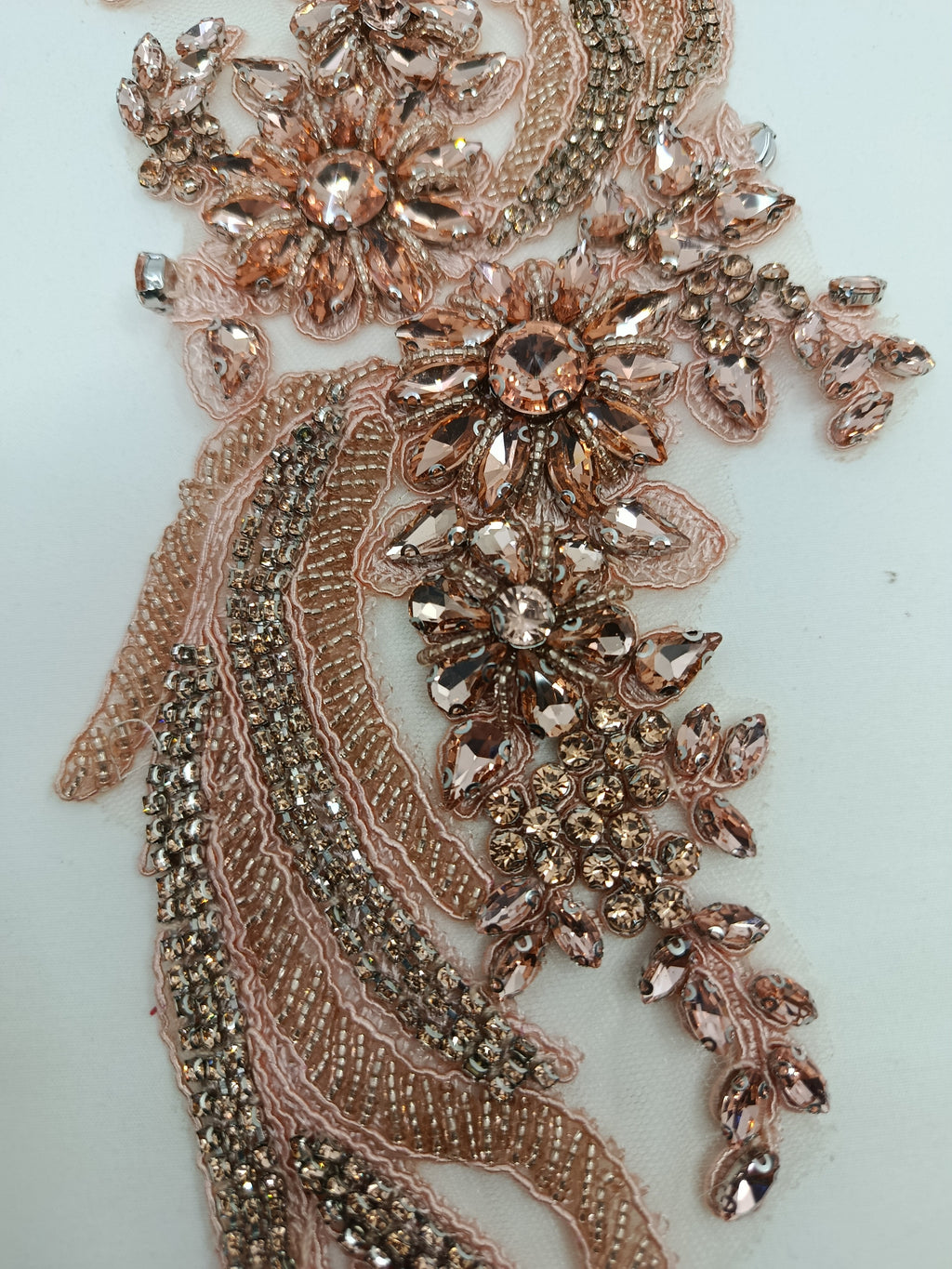Detaliu aplicație din dantelă Rose Gold cu cristale pentru rochii elegante
