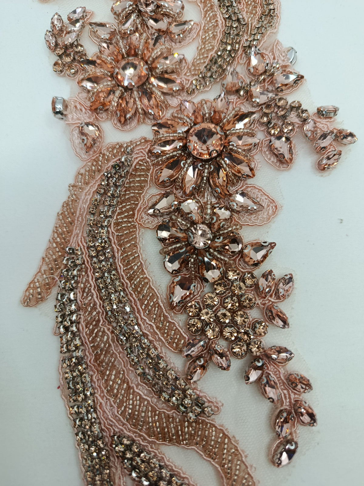 Detaliu aplicație din dantelă Rose Gold cu cristale pentru rochii elegante