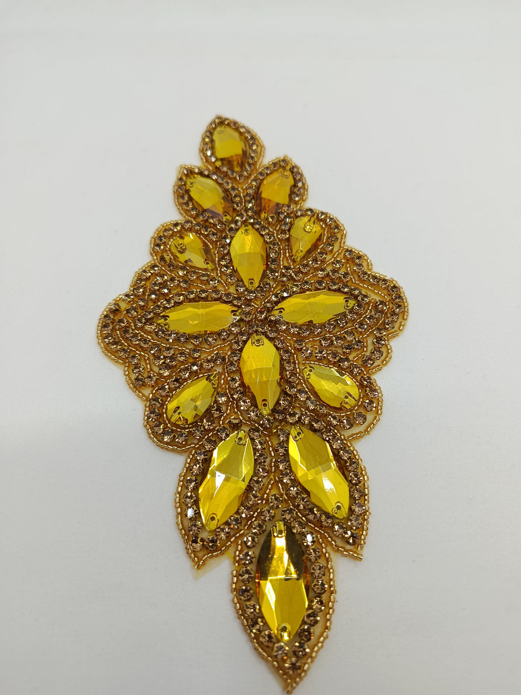 Aplicație decorativă cu cristale aurii și strasuri 23 × 11 cm
