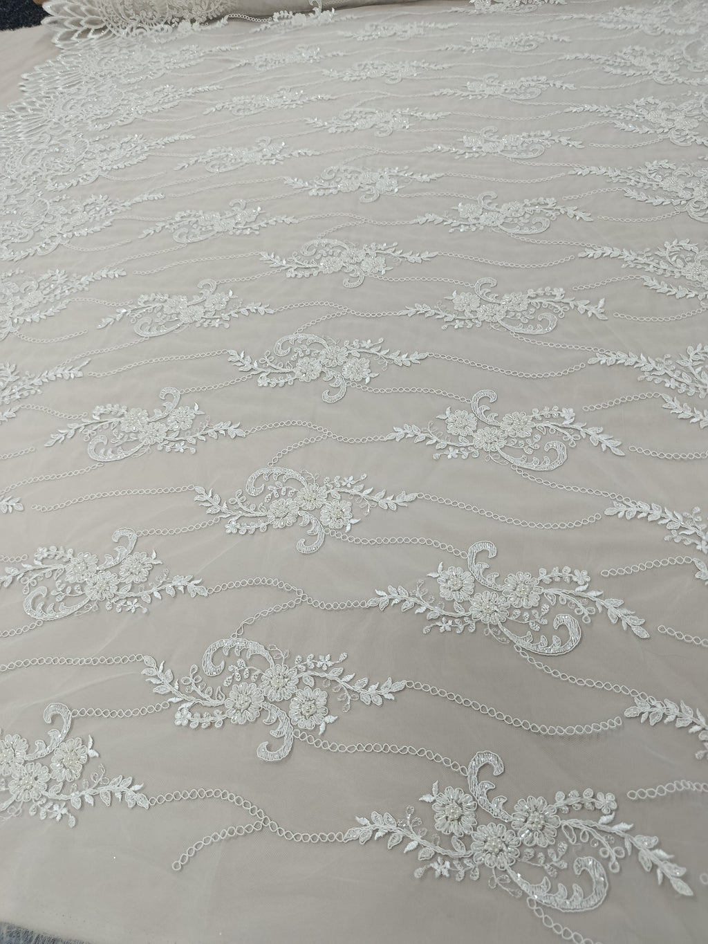 Material tull brodat alb cu model floral elegant