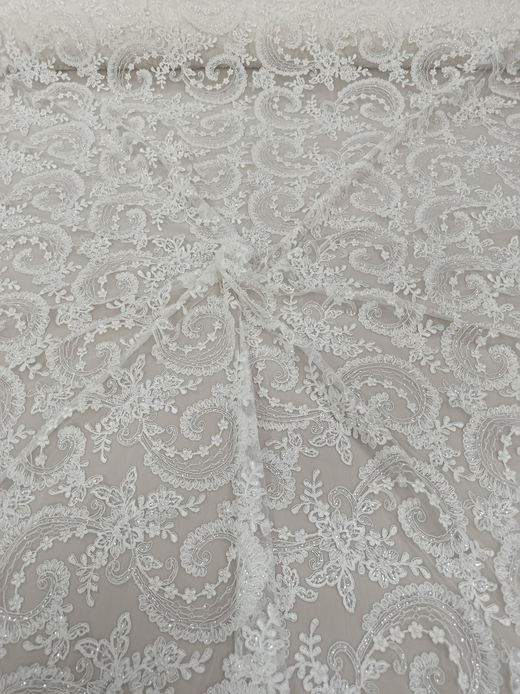 Tull brodat alb cu model Paisley elegant, pietre tubulare și perle 1,3 m