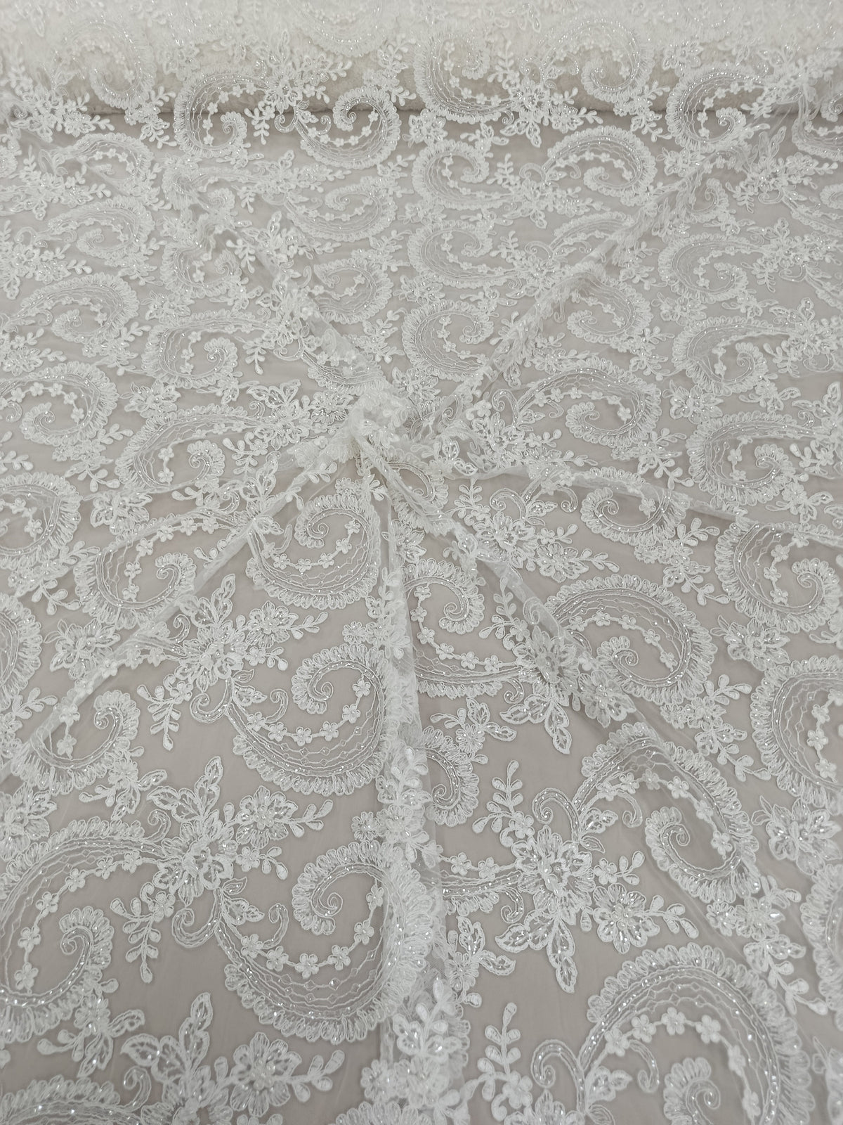 Tull brodat alb cu model Paisley elegant, pietre tubulare și perle 1,3 m