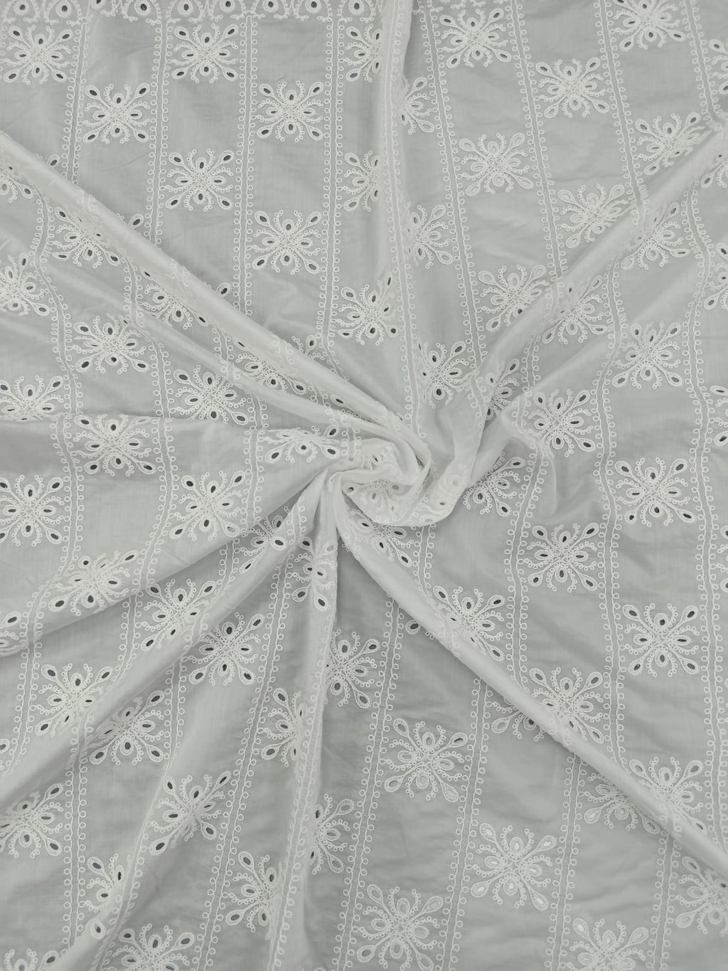 Detaliu al broderiei sparte pe material din bumbac alb premium