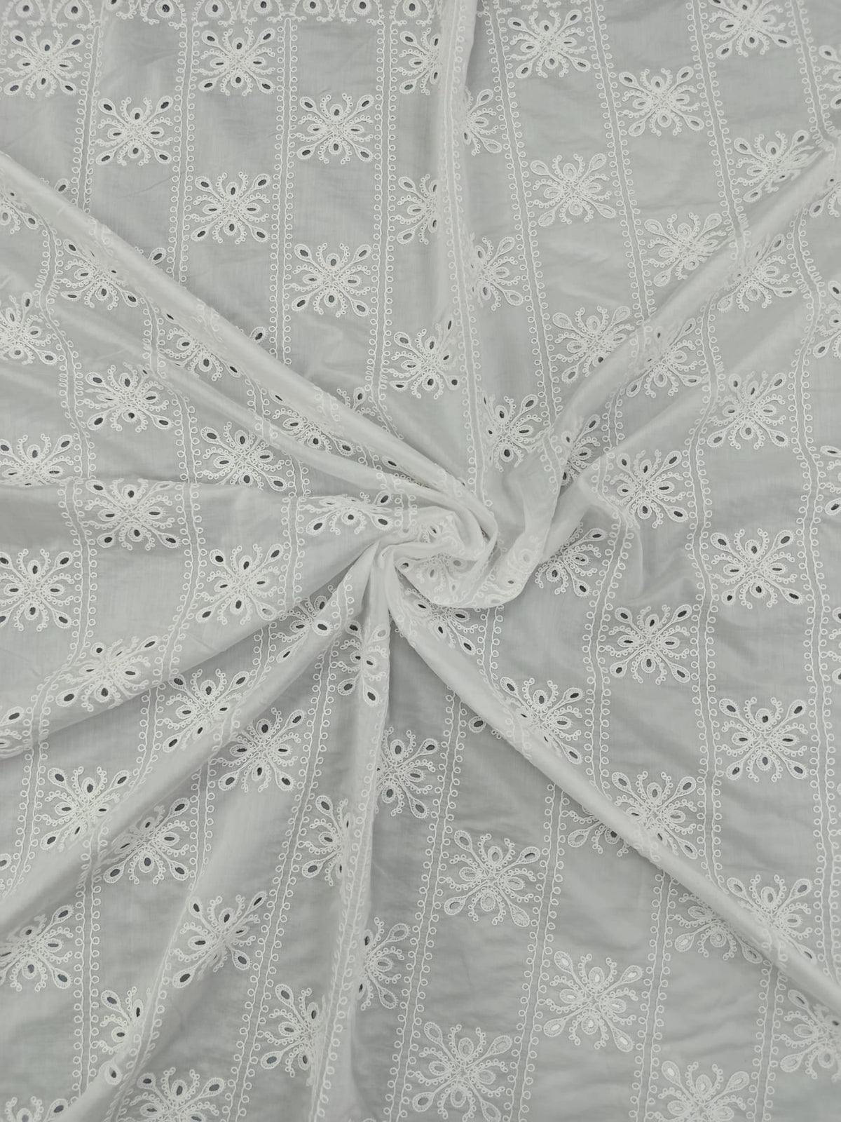 Detaliu al broderiei sparte pe material din bumbac alb premium