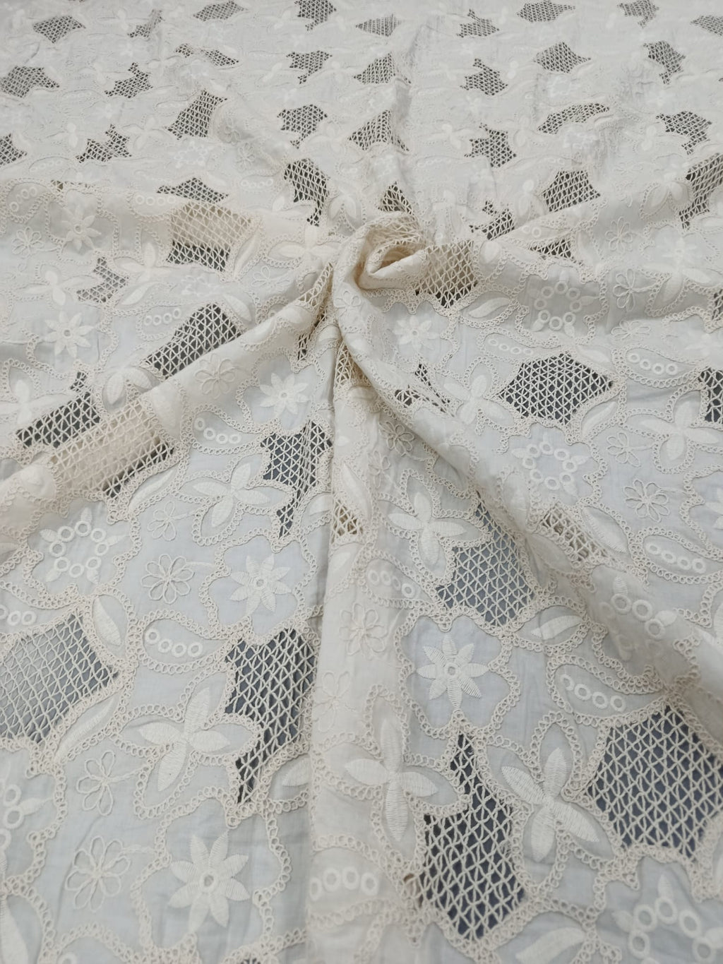 Bumbac cu broderie spartă cu fir gros – vedere completă a materialului