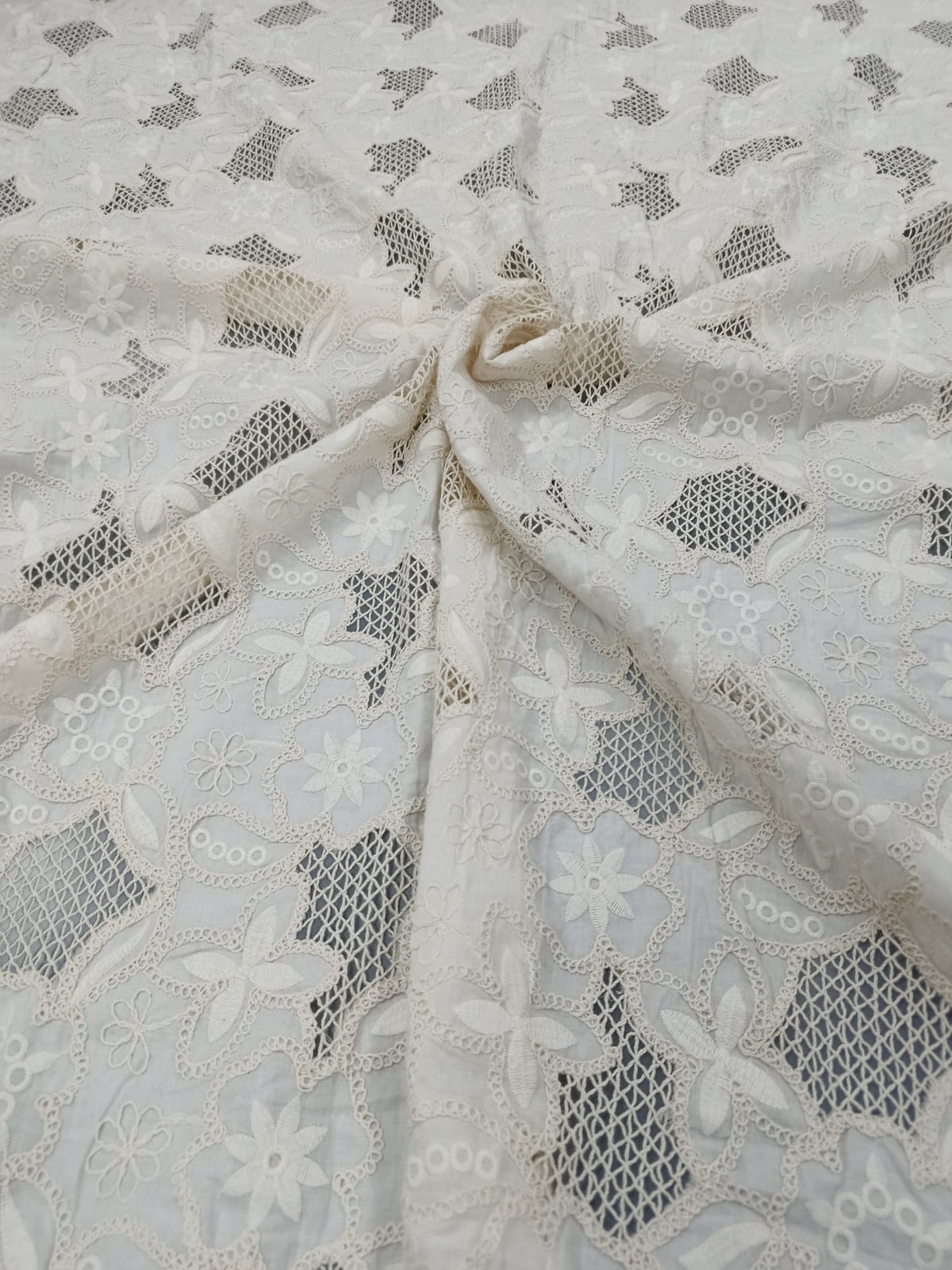 Bumbac cu broderie spartă cu fir gros – vedere completă a materialului