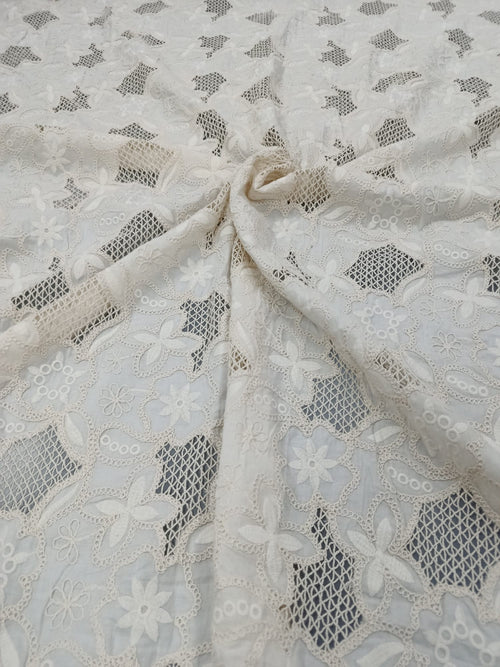 Bumbac cu broderie spartă cu fir gros – vedere completă a materialului