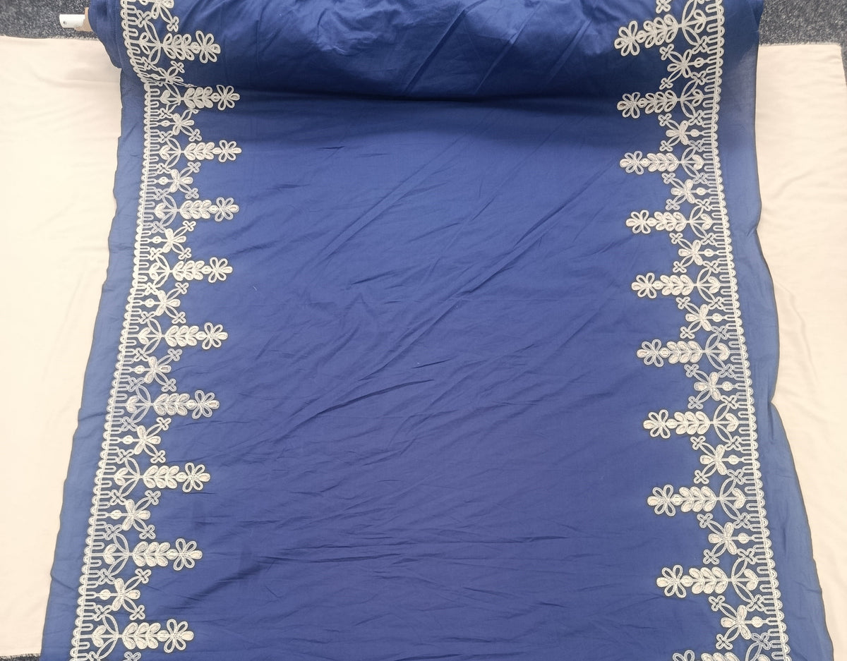 Material textil din bumbac bleumarin cu broderie de calitate