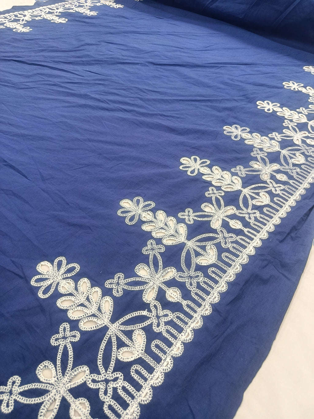 Bumbac cu broderie brodată bleumarin lățime 1,5 m – vedere completă
