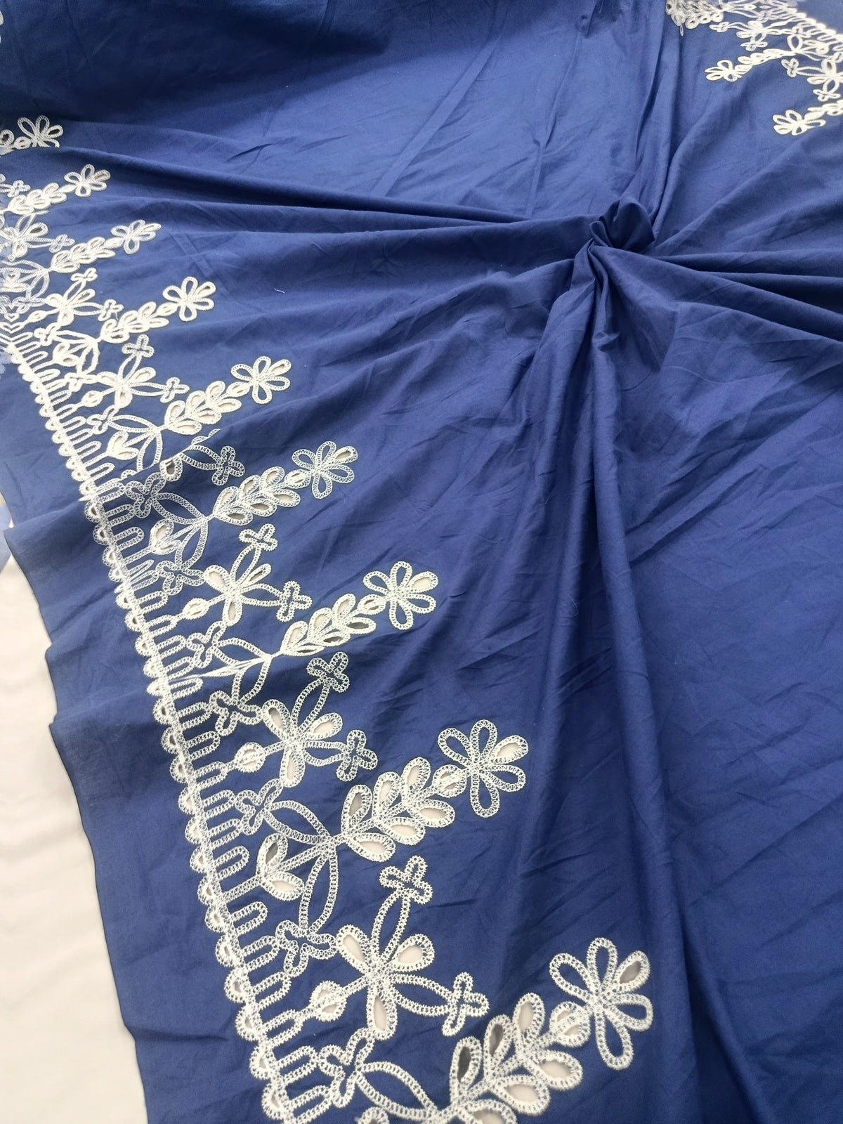 Prim-plan broderie pe material premium din bumbac bleumarin