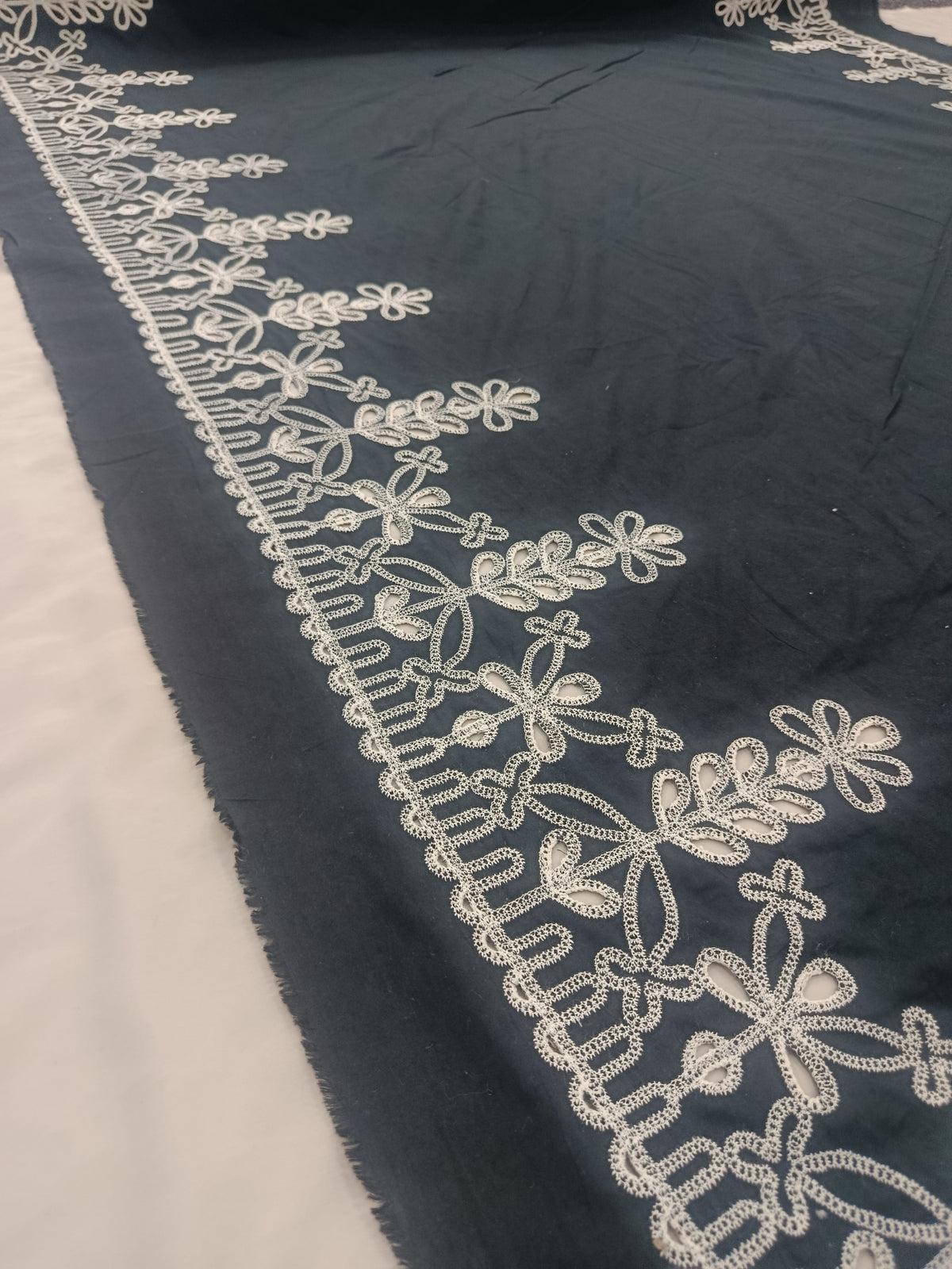 Textură bumbac cu broderie decorativă Negeu