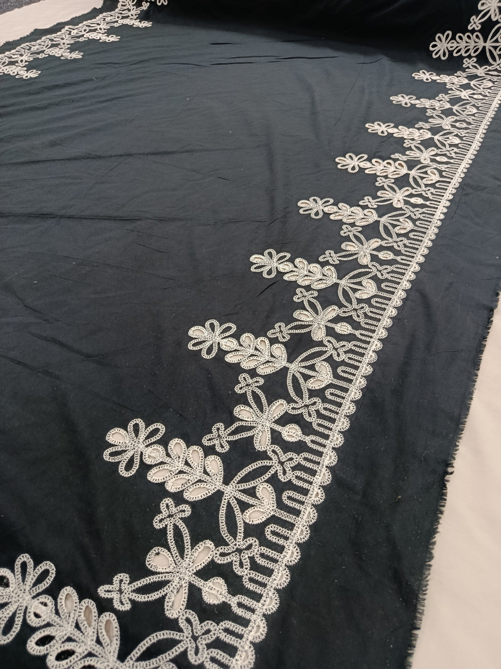 Material din bumbac brodat pentru rochii și bluze elegante