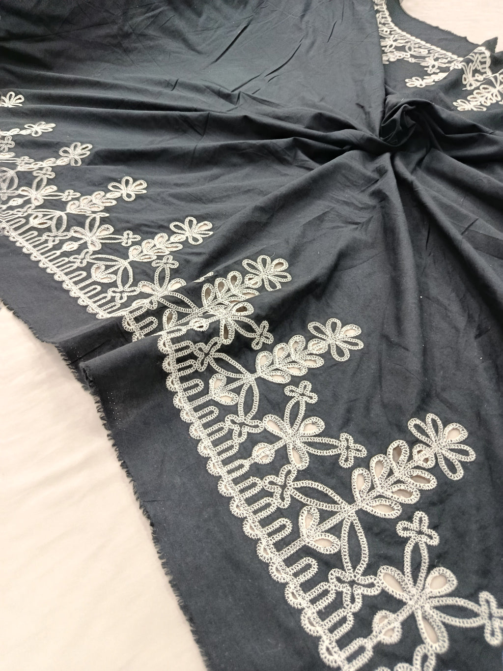 Detaliu broderie pe material din bumbac Negeu