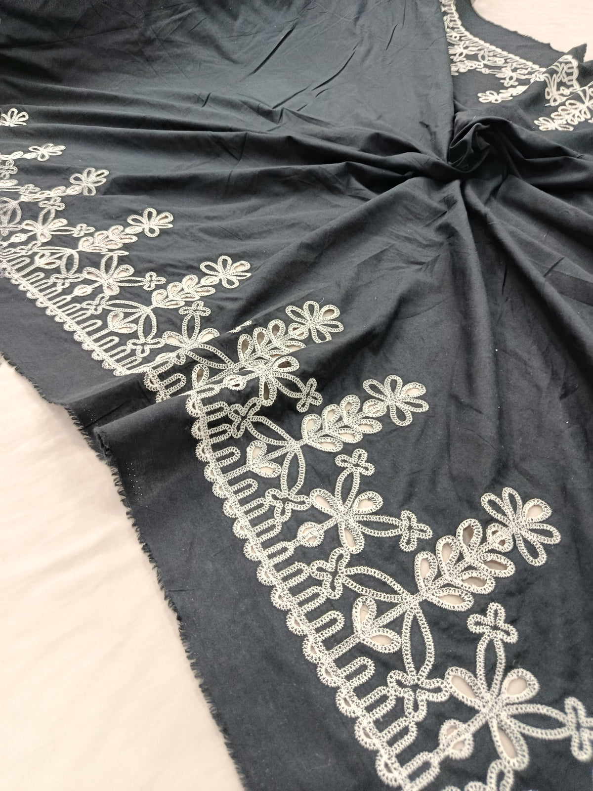 Detaliu broderie pe material din bumbac Negeu