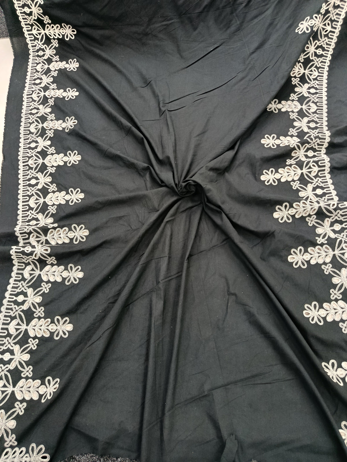Model elegant din bumbac cu broderie brodată Negeu