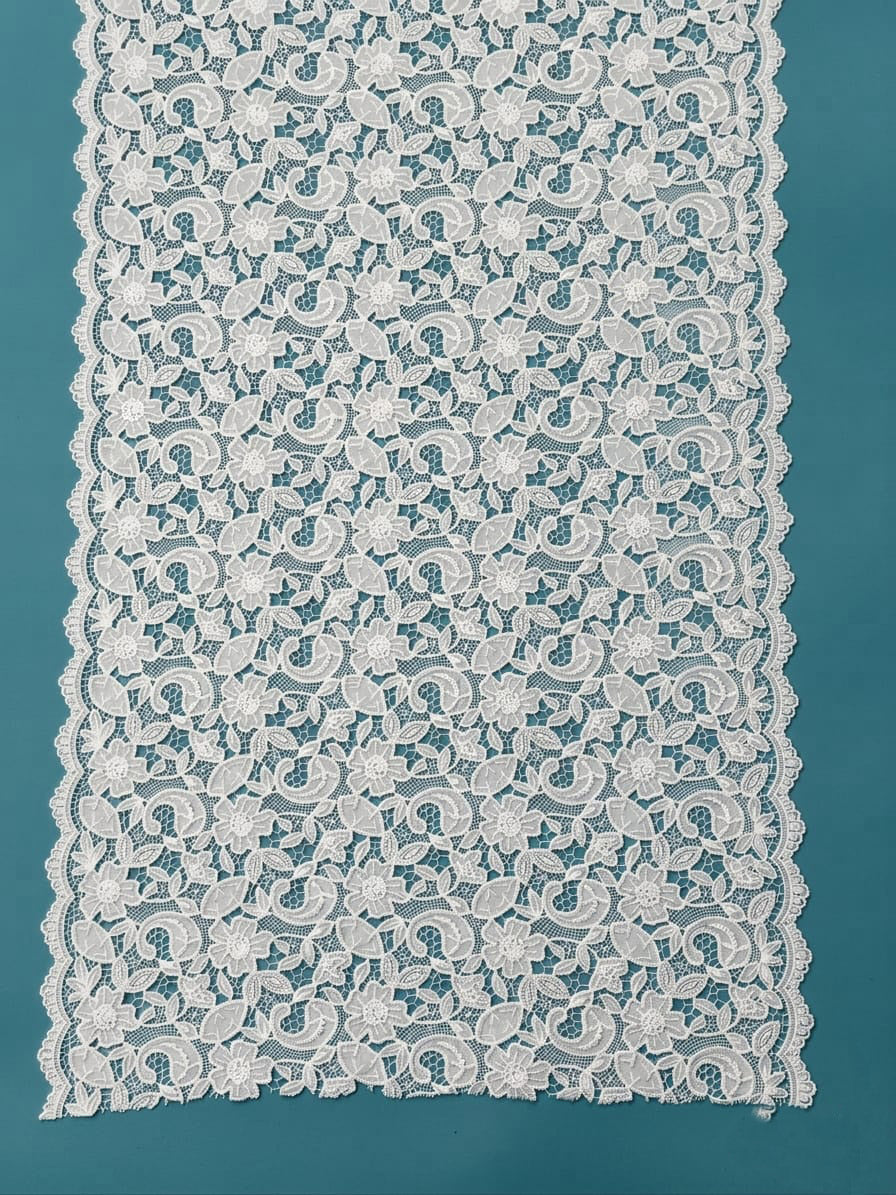 Material bumbac alb cu broderie florală spartă