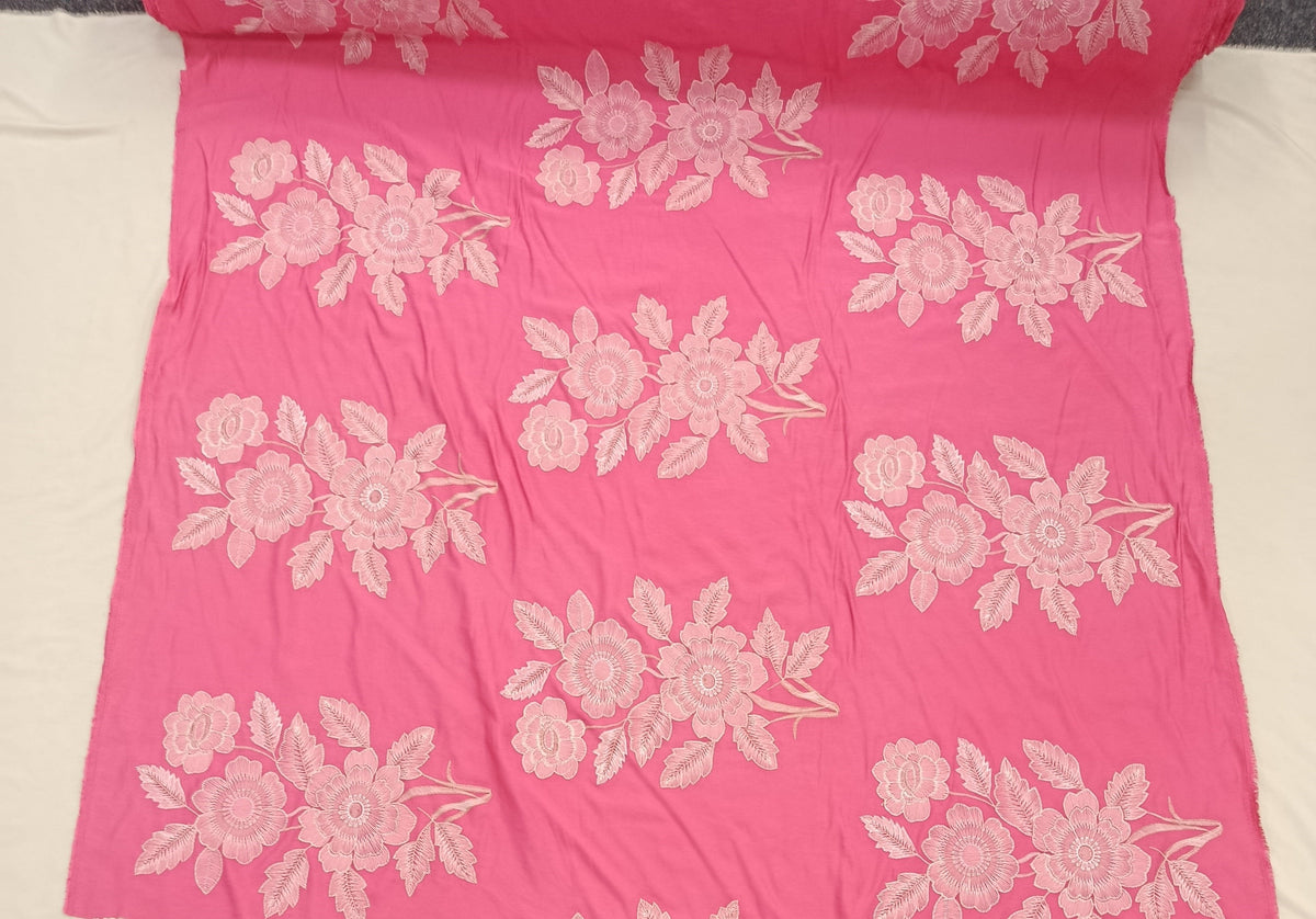 Aspect apropiat al firului metalic roz integrat în broderie.