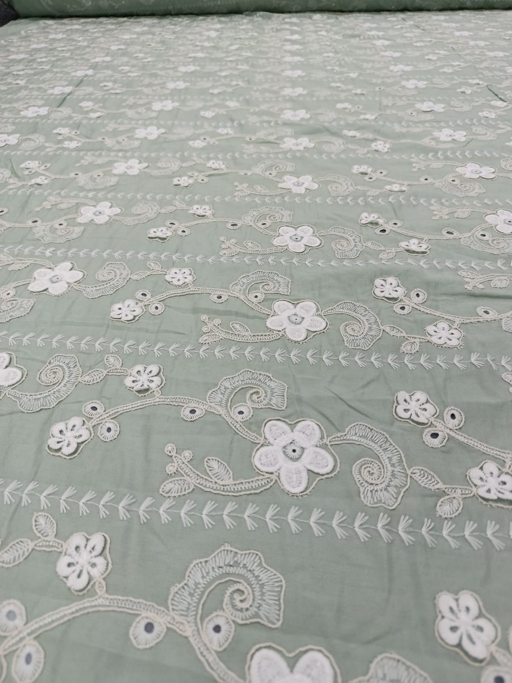 Material din bumbac Lyocell verde salvie cu broderie 3D pentru rochii elegante