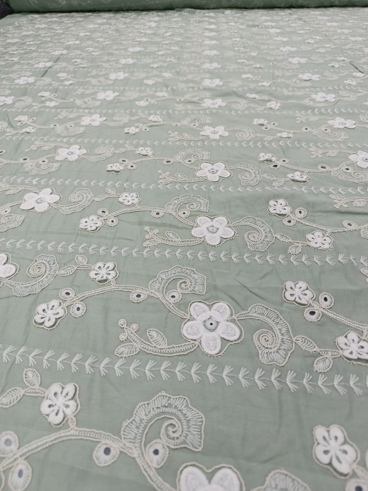 Material din bumbac Lyocell verde salvie cu broderie 3D pentru rochii elegante