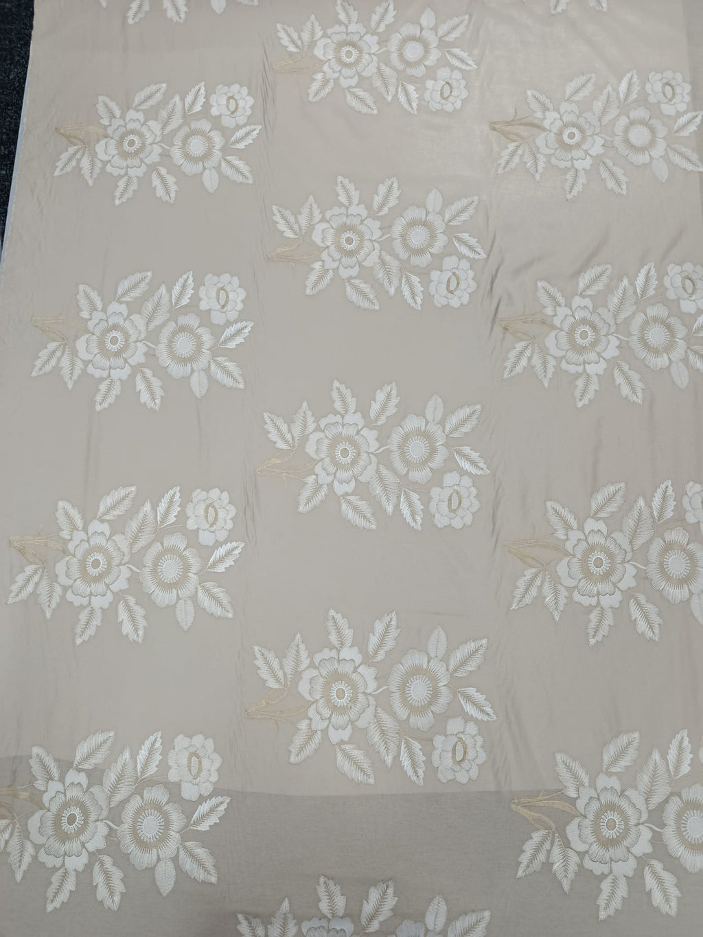 Textură fină din Bumbac Lyocell bej cu broderie florală din fir metalic