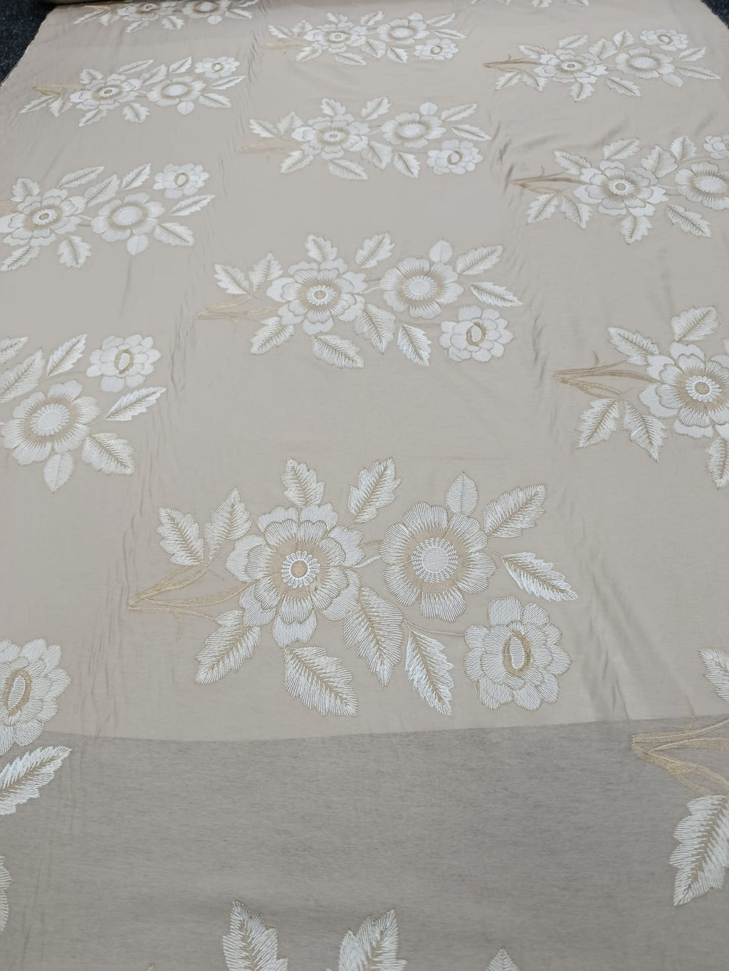 Material Bumbac Lyocell bej cu broderie florală din fir metalic pentru rochii elegante