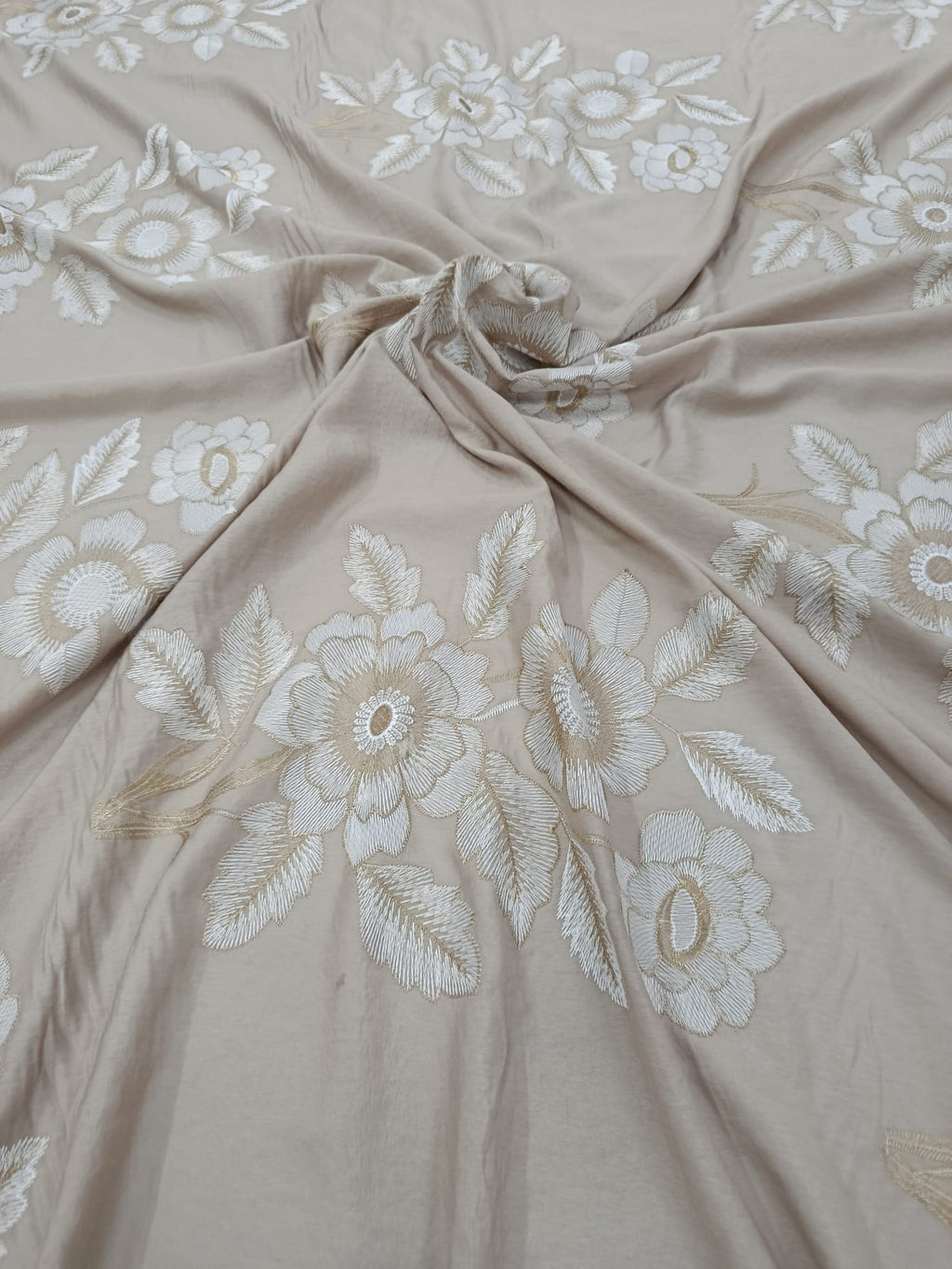 Prim-plan al modelului floral brodat cu fir metalic pe Bumbac Lyocell bej