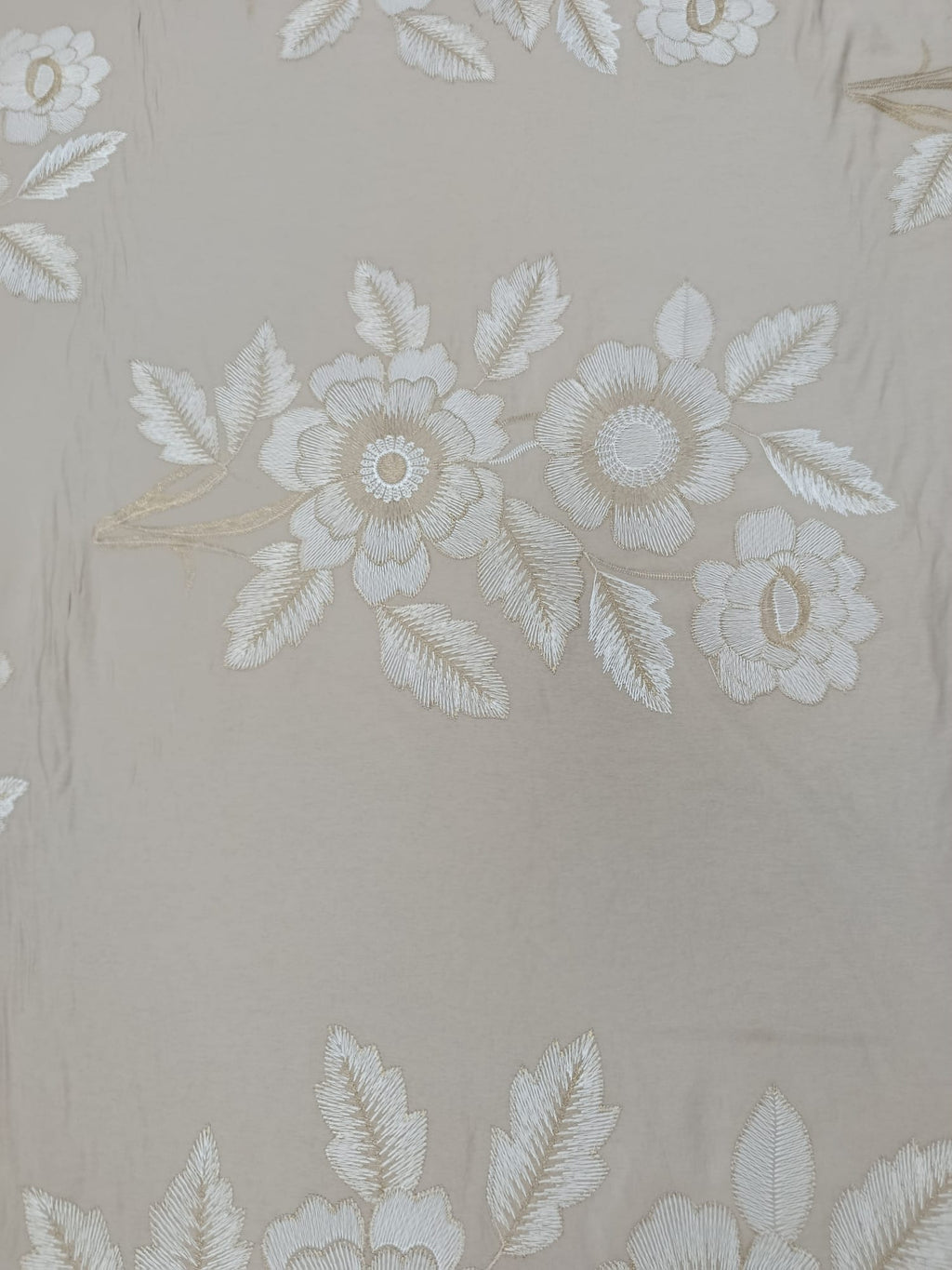 Detaliu al broderiei premium cu fir metalic pe Bumbac Lyocell bej