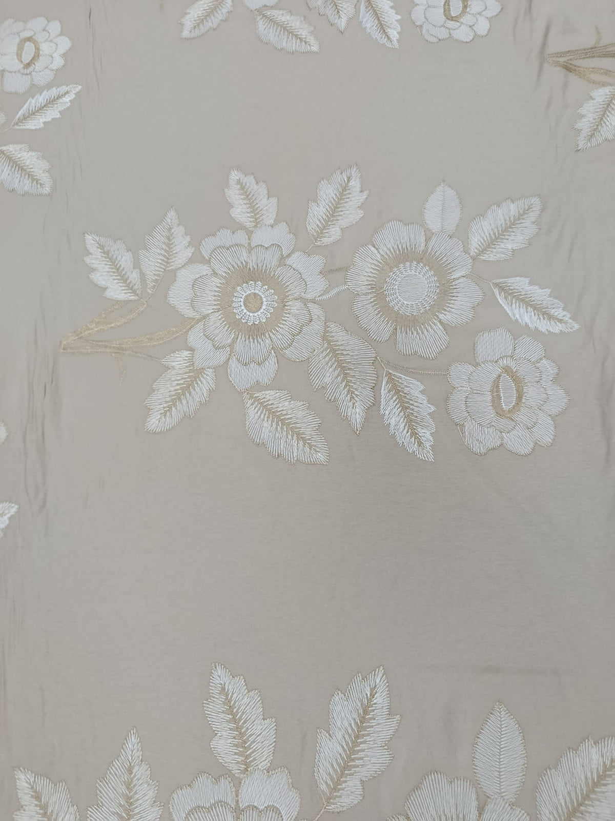 Detaliu al broderiei premium cu fir metalic pe Bumbac Lyocell bej