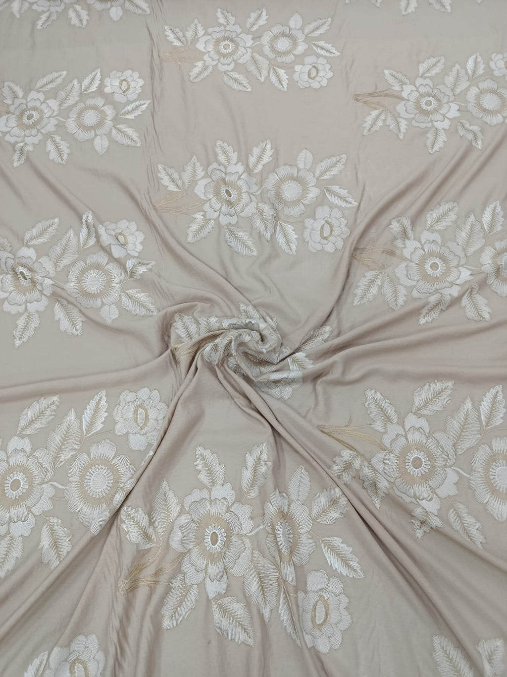 Detaliu al broderiei florale din fir metalic pe material Bumbac Lyocell bej
