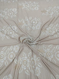 Detaliu al broderiei florale din fir metalic pe material Bumbac Lyocell bej