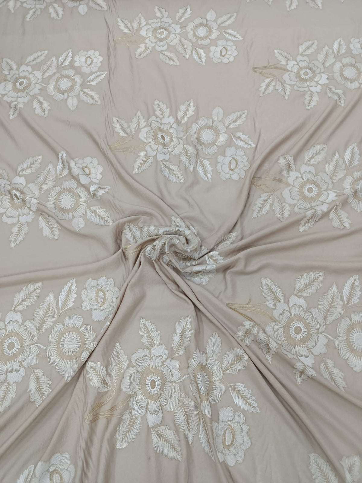 Detaliu al broderiei florale din fir metalic pe material Bumbac Lyocell bej