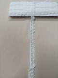Prim-plan dantelă decorativă cu margini ondulate fine, disponibilă în alb și negru, ideală pentru rochii, accesorii și decorațiuni textile