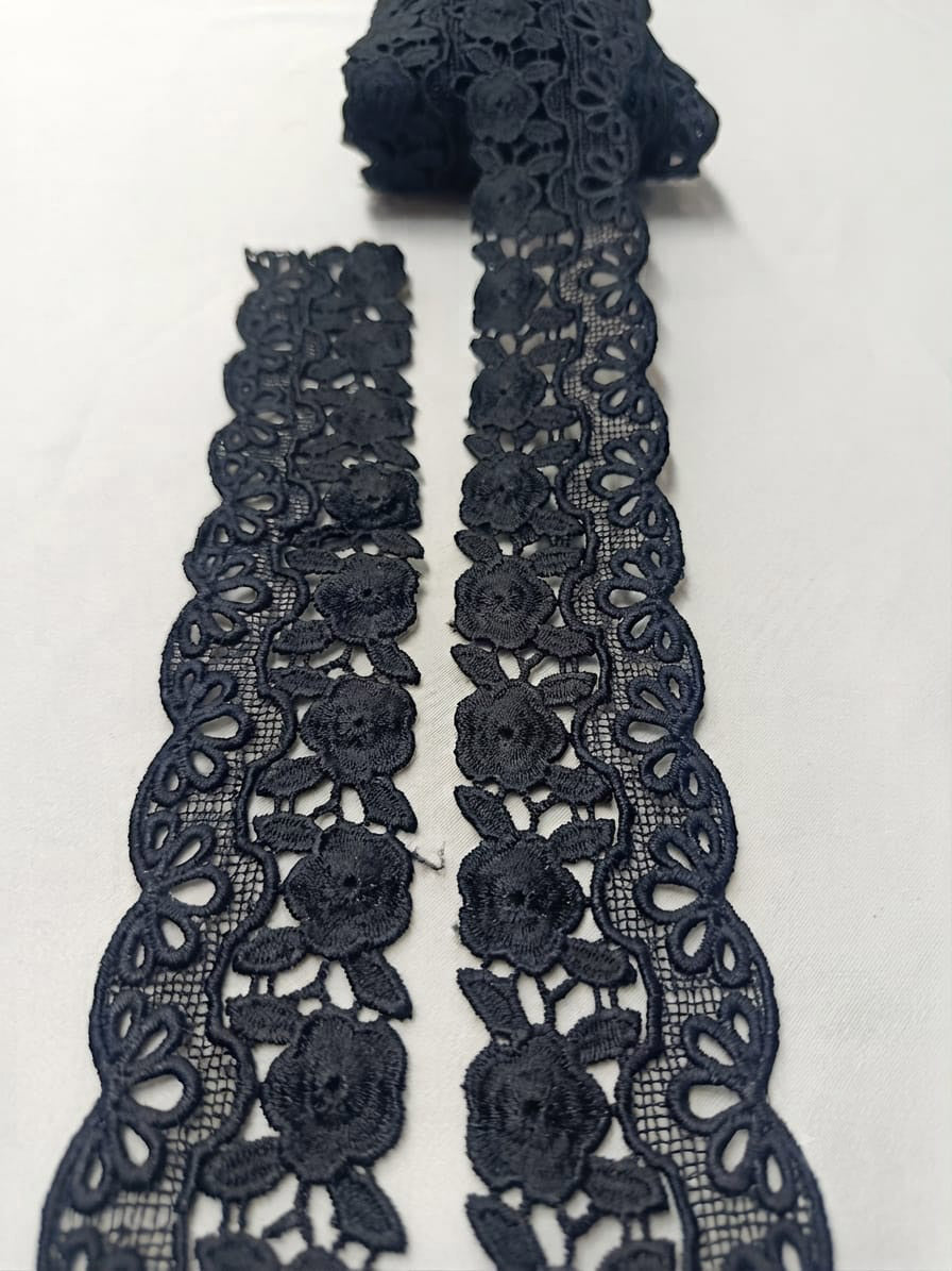 Detaliu al dantelei brodate cu trandafiri negri, lățime 4 cm, potrivită pentru rochii, accesorii și proiecte handmade.