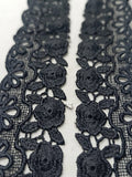 Dantelă brodată neagră cu trandafiri, lățime 4 cm, livrată pe rolă de 15 yds, ideală pentru croitorie și decorațiuni textile.
