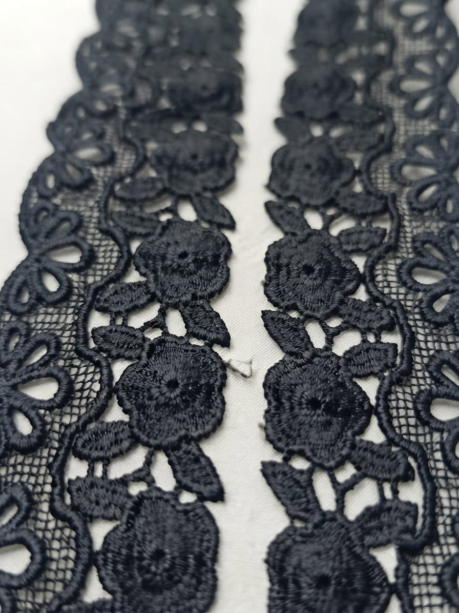 Dantelă brodată neagră cu trandafiri, lățime 4 cm, livrată pe rolă de 15 yds, ideală pentru croitorie și decorațiuni textile.