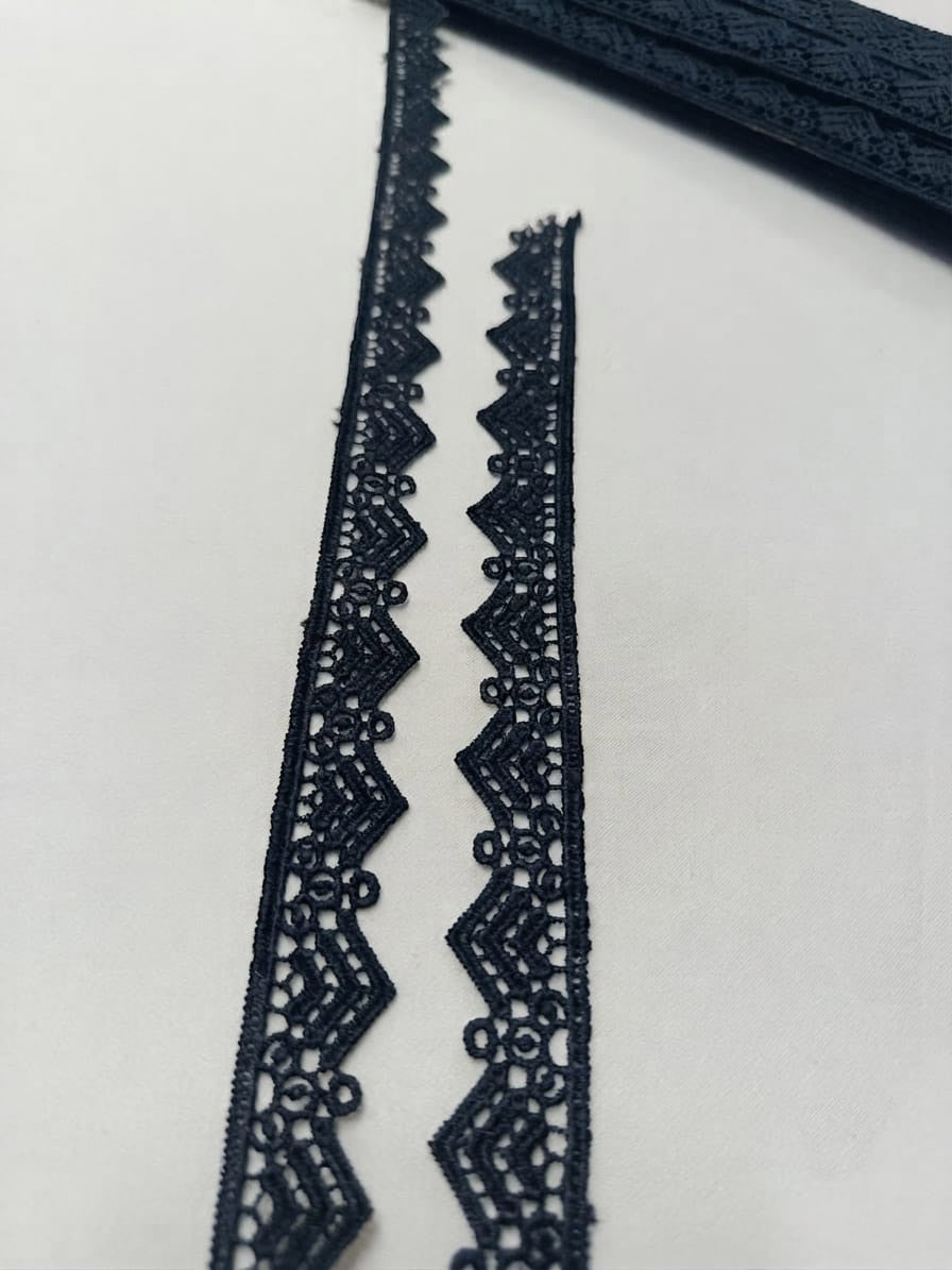 dantelă cu colțuri neagră, lățime 2 cm, rolă de 15 yds pentru croitorie și decorațiuni textile.