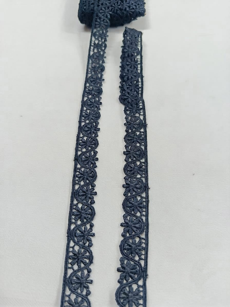 Detaliu dantelă neagră cu flori mici și margini ondulate, lățime 2 cm, ideală pentru croitorie, accesorii și decorațiuni textile.