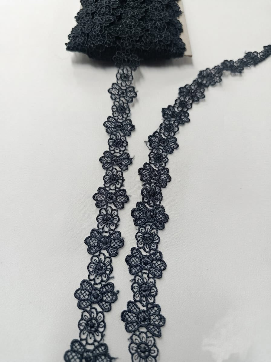 detaliu dantelă cu flori neagră, lățime 2 cm, ideală pentru croitorie, accesorii și decorațiuni textile.