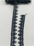 Dantelă decorativă neagră cu margini în colțuri mici, lățime 1,5 cm, livrată pe rolă de 15 yds.