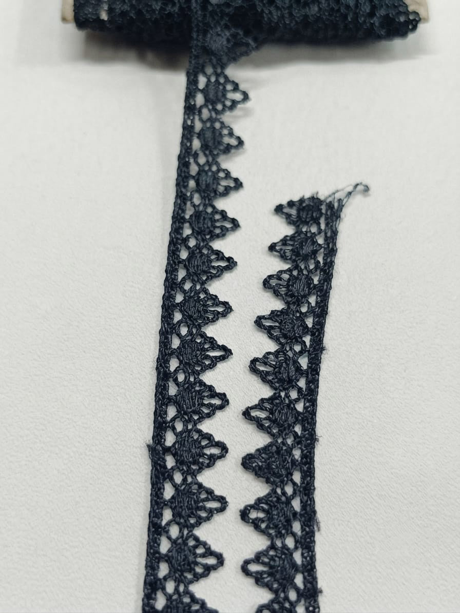 Dantelă decorativă neagră cu margini în colțuri mici, lățime 1,5 cm, livrată pe rolă de 15 yds.