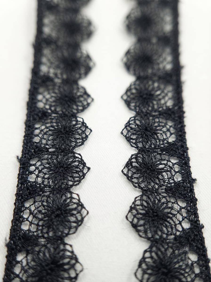 Dantelă decorativă cu margini ondulate fine, alb și negru, lățime 1,5 cm, rolă 15 yds pentru croitorie și proiecte handmade.