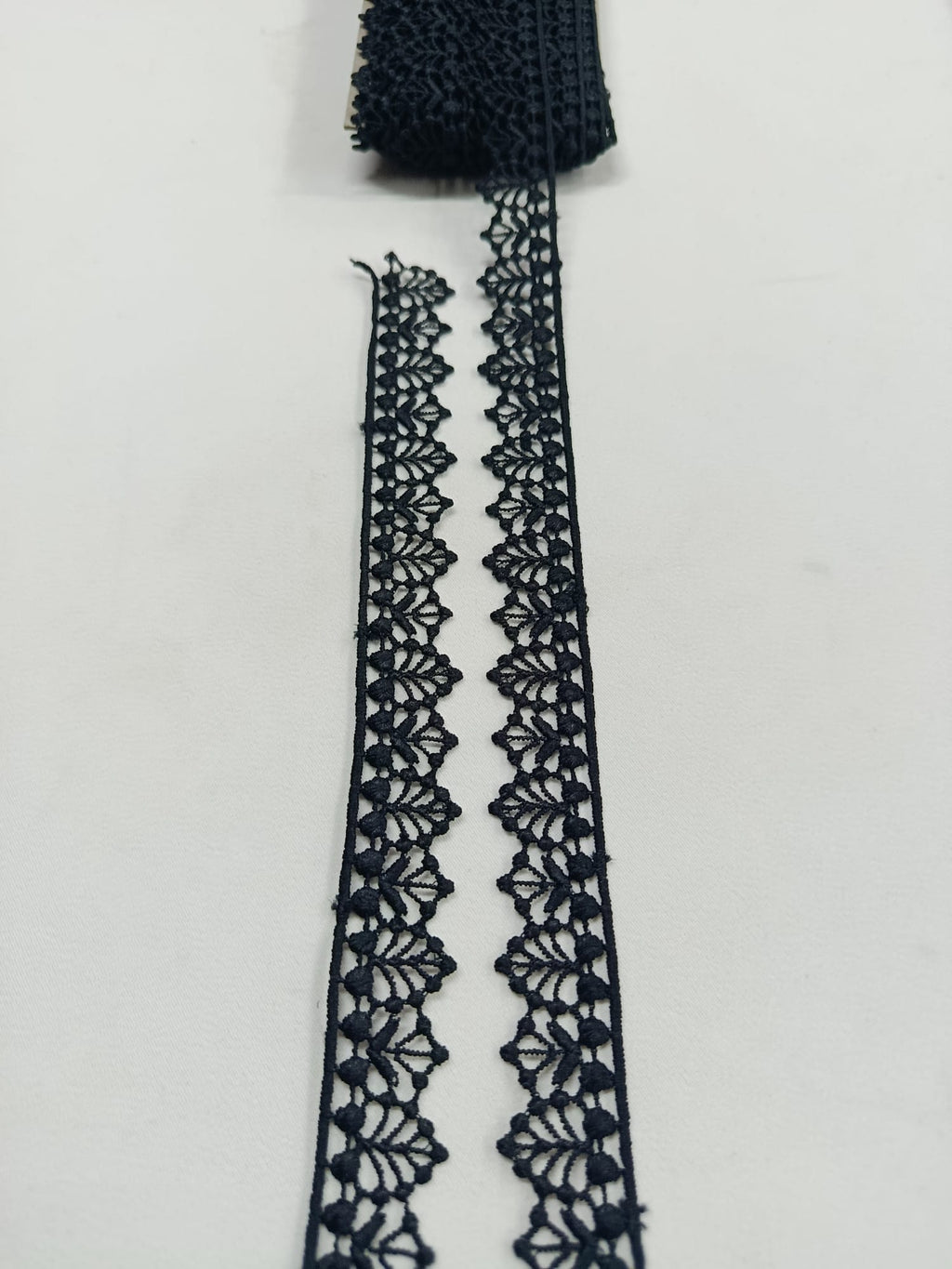 Detaliu dantelă neagră cu model de frunză, lățime 2 cm, ideală pentru croitorie, accesorii și decorațiuni textile