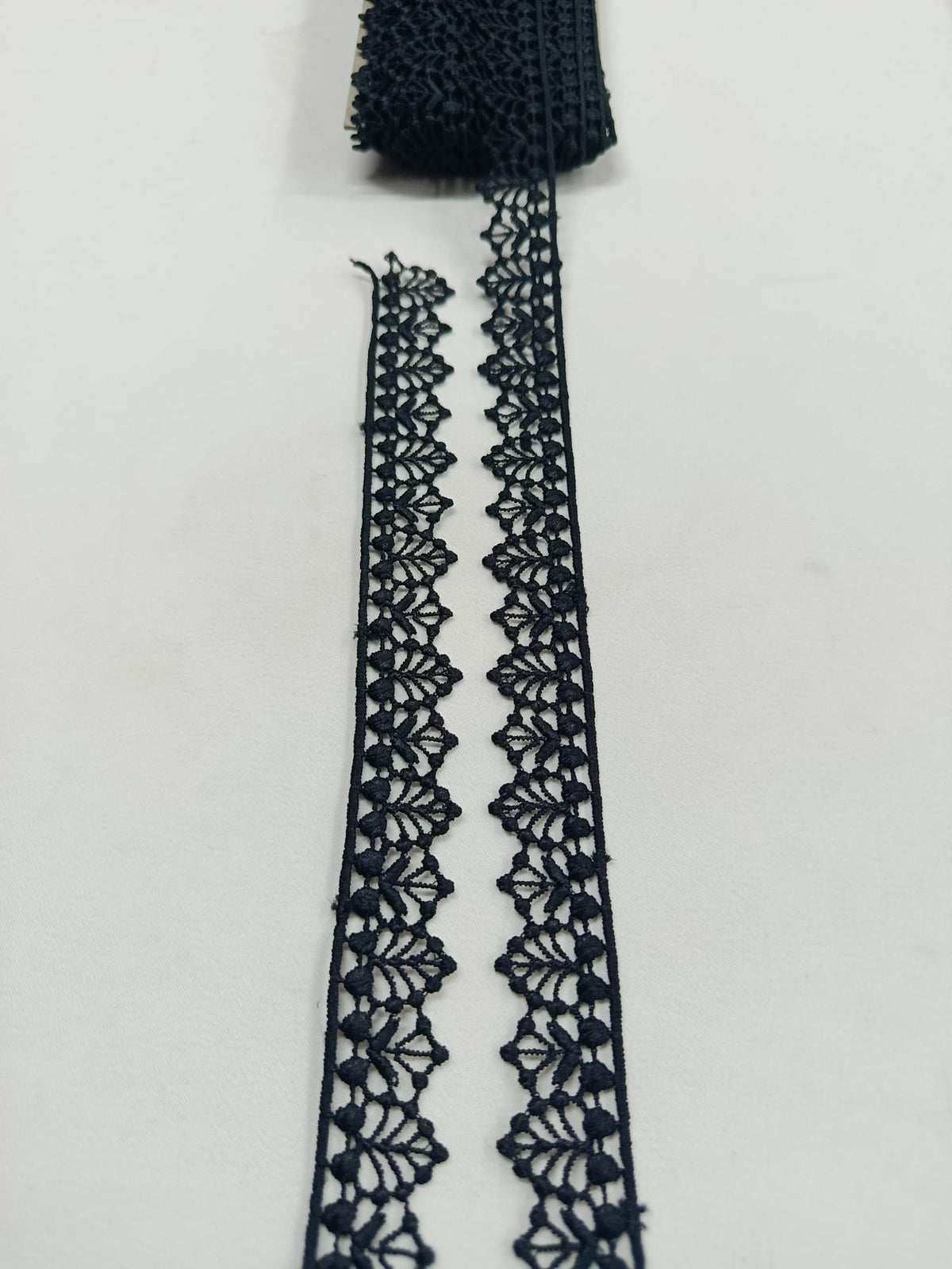 Detaliu dantelă neagră cu model de frunză, lățime 2 cm, ideală pentru croitorie, accesorii și decorațiuni textile