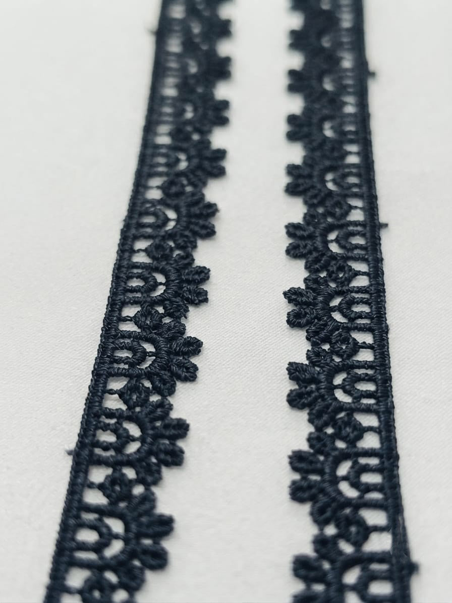 dantelă neagră cu motive florale, lățime 1,5 cm, livrată pe rolă de 15 yds pentru croitorie și decorațiuni textile.