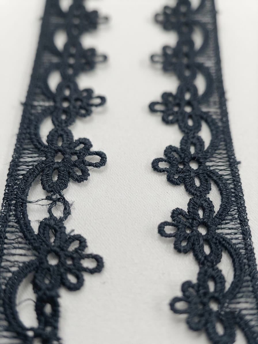 Detaliu dantelă neagră cu model de trifoi, lățime 2,3 cm, ideală pentru croitorie, accesorii și decorațiuni textile